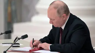 El presidente ruso Vladimir Putin firma decretos sobre el reconocimiento de las autoproclamadas República Popular de Donetsk (DPR) y la República Popular de Lugansk(LPR).