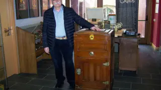 Eugenio López con la nevera recientemente donada al Museo de la Historia y la Tradición de Graus.
