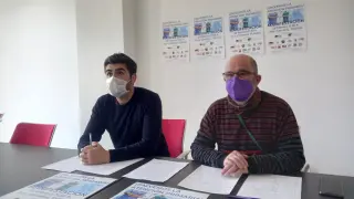 El presidente de la Federación de Asociaciones Vecinales de Teruel, Pepe Polo, a la derecha, al informar de las adhesiones a la manifestacion.