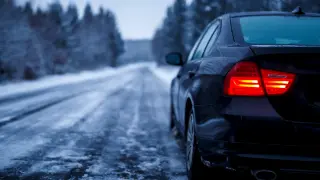 En zonas donde hiela o nieva frecuentemente circular sin cadenas puede conllevar una pérdida de control del vehículo.
