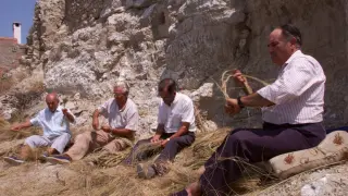 Artesanos de Alfocea trenzando cuerdas de esparto (fencejos) que sirven para atar fajos de alfalfa, lechugas y otros forrajes.