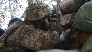 Un soldado ucraniano preparado para un posible conflicto armado UKRAINE RUSSIA CRISIS