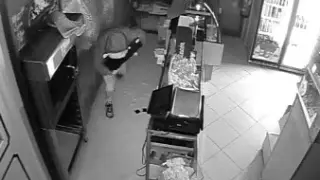 Uno de los detenidos por cometer robos en tiendas de frutos secos de Zaragoza, en plena acción en una imagen grabada por videocámara.