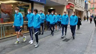 Jugadores del Zenit pasean por las calles de Sevilla.