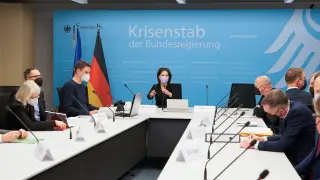 La ministra de Asuntos Exteriores de Alemania, Annalena Baerbock, convoca una reunión de crisis con el gobierno alemán por el conflicto en Ucrania.