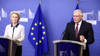La presidenta de la Comisión Europea, Ursula von der Leyen, y el vicepresidente responsable de Política Exterior, Josep Borrell, realizan una rueda de prensa en conjunto sobre el ataque de Rusia contra Ucrania.
