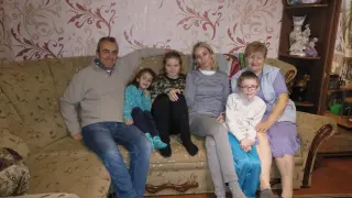 Valentina, junto con su familia de acogida oscense y su hermanastro y su abuela en Ucrania