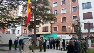 Asistentes al izado de la bandera en e patio de la Subdelegación de Defensa de Huesca este viernes.