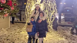 María Catalán con sus dos hijos frente al palacio presidencial de Kiev hace apenas un mes.