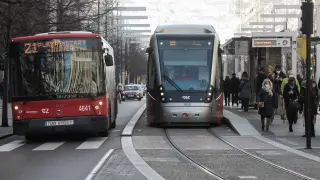Un autobús urbano y el tranvía de Zaragoza circulando juntos.