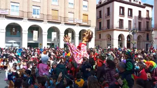 La plaza López Allué de Huesca se ha llenado para disfrutar del Carnaval infantil.