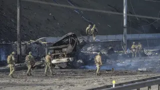 Soldados ucranianos inspeccionan una zona de combate en las inmediaciones de Kiev UKRAINE RUSSIA CONFLICT
