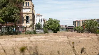 Vista de los terrenos del entorno de la estación de cercanías del Portillo, al fondo, que siguen pendientes de urbanización.