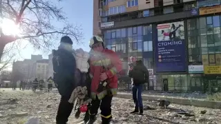 Una captura de un vídeo muestra a personal rescatando a un herido de un edificio bombardeado en Kiev.