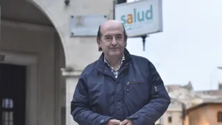 El médico Ramón Boria, a las puertas del centro de salud Santo Grial de Huesca.