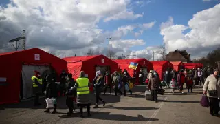 Ciudadanos ucranianos llegan a la ciudad polaca de Olkusz donde son atendidos por voluntarios.