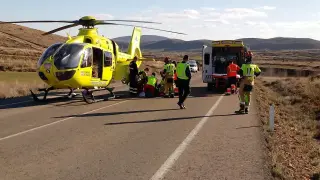El helicóptero medicalizado se dispone a evacuar a la herida.