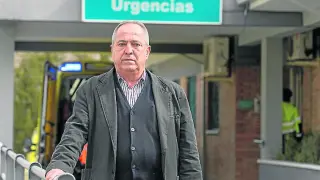Luis Fernando Marín, a las puertas del centro de salud de Utrillas
