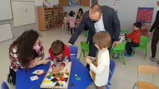 El consejero Felipe Faci ha visitado este martes el colegio Katica Acín de Binéfar.