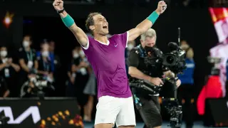 Rafa Nadal celebra su victoria en el Open de Australia tras imponerse a Medvedev.