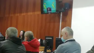 Lars Sepúlveda, de azul, durante el juicio, escucha la declaración de uno de los agentes encubiertos a través de una pantalla.