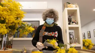 [[[PREVISIONES HA]]] fechaevento: 01/03/2022  fotografo: Jose Miguel Marco Villuendas  tema: Ruth Albero, florista, hace unos ramilletes de mimosa por el 8M