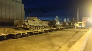 Tanques cargados en un convoy ferroviario detenido en la estación de Binéfar