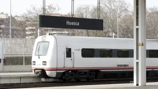 Unidad de RENFE en la estación de Huesca. FOTO