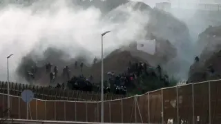 Decenas de migrantes intentan cruzar la valla de Melilla.