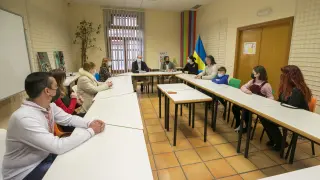 El alcalde de Zaragoza, Jorge Azcón, se ha reunido este jueves con dos de las siete familias ucranianas que el Ayuntamiento ha atendido a través de la Casa de las Culturas.