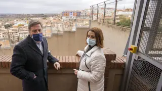 Emma Buj y José Luis Soro, al anunciar la financiación del ascensor del barrio del Carmen, en el emplazamiento previsto.