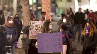 Numerosos municipios aragoneses han convocado manifestaciones y concentraciones con motivo del Día de la Mujer. En la imagen, la celebrada en la ciudad de Huesca el pasado 2021. rafael gobantes