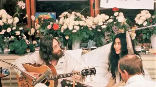 John Lennon y Yoko Ono en la cama de su habitación del Queen Elizabeth Hotel en Montreal, en 1969, cantando 'Give Peace A Chance'.