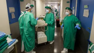 Profesionales sanitarios en la 'planta covid' del hospital Obispo Polanco de Teruel.
