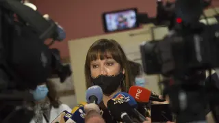 La consejera de Sanidad atiende a los medios en el Hospital Royo Villanova.