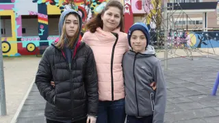 Yaroslava Shulzhenko y sus dos hijos, Kira, de 15 años de edad, y Sava, de 10