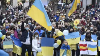 Banderas de Ucrania y globos azules y amarillos en la concentración de este sábado en Huesca.