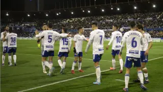 Los jugadores del Real Zaragoza celebran el sorprendente gol que regaló el portero del Almería y que fue el 1-0 al inicio del partido.