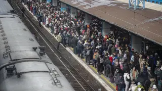 La gente espera en la estación de tren mientras intentan huir de Kiev