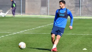 Florian Miguel, durante el entrenamiento de este domingo de la SD Huesca.