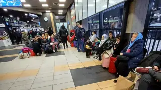 Personas refugiadas en la estación de tren de Cracovia.