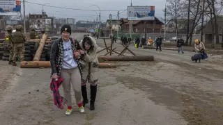 Dos mujeres huyen de la guerra en Irpin, en la región de Kiev.