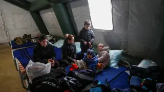 Evacuados de Mariupol, en el campo de refugiados de Bezymennoye, este 8 de marzo.