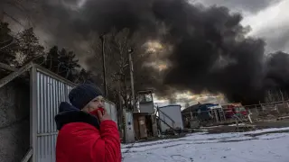 Incendio de un almacén de productos químicos alcanzado por los bombardeos rusos en la ciudad ucraniana de Brovary, cerca de Kiev