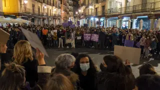 La plaza del Torico de Teruel se tiñó de carteles morados en apoyo al colectivo femenino.