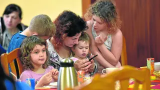 Las madres con sus hijos e hijas, desayunando en el albergue de los Escolapios de Peralta de la Sal tras el largo viaje desde Ucrania.