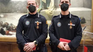 Los policías locales Javier Hernández Fumanal y Pablo Carrasco Sauqué han recibido una medalla por ayudar a salvar la vida a una persona en Huesca.