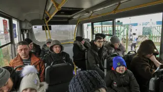 Refugiados saliendo en autobús por los corredores humanitarios