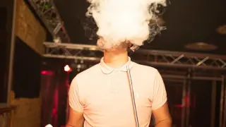 Un cliente fuma en cachimba en el interior de una discoteca zaragozana.
