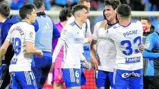 Azón, Francés, Puche, Petrovic, Gámez... los futbolistas del Real Zaragoza celebran la victoria del viernes ante el Almería en La Romareda.